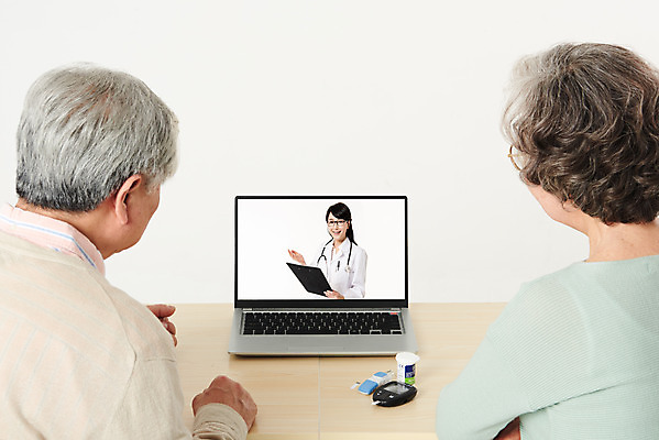 포토 JPG 스튜디오촬영 부부 여자 할아버지 노년 남자 할머니 가족 실내 건강 관리 상반신 앞모습 뒷모습 세명 30대 노트북 실버라이프 건강관리 노부부 진료 한국인 의사 흰색 60대 흰배경 당뇨병 혈당 원격의료 노인만 실버서퍼 국내포토 라이프스타일 커플 뷰포인트 컬러 백그라운드 의학 관계 사람 동양인 성인 내부 장년 전자제품 의료진 혈액 질병 신조어 원격 성인만 파일형식