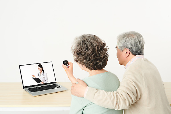 포토 JPG 스튜디오촬영 부부 여자 할아버지 노년 남자 할머니 가족 실내 건강 관리 상반신 앞모습 뒷모습 세명 30대 노트북 실버라이프 건강관리 노부부 진료 한국인 의사 흰색 60대 흰배경 당뇨병 혈당 원격의료 노인만 실버서퍼 국내포토 라이프스타일 커플 뷰포인트 컬러 백그라운드 의학 관계 사람 동양인 성인 내부 장년 전자제품 의료진 혈액 질병 신조어 원격 성인만 파일형식