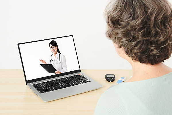 포토 JPG 스튜디오촬영 여자 노년 할머니 실내 건강 관리 앉기 상반신 두명 앞모습 뒷모습 30대 노트북 실버라이프 건강관리 진료 한국인 의사 흰색 60대 흰배경 당뇨병 혈당 원격의료 실버서퍼 국내포토 라이프스타일 뷰포인트 컬러 백그라운드 의학 모션 사람 동양인 성인 내부 장년 전자제품 의료진 혈액 질병 신조어 원격 파일형식