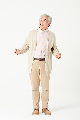 포토 JPG 스튜디오촬영 전신 할아버지 노년 남자 실내 건강 관리 한명 서기 웃음 앞모습 실버라이프 건강관리 한국인 올려보기 흰색 60대 흰배경 노인남자한명만 국내포토 1 라이프스타일 뷰포인트 컬러 백그라운드 모션 표정 사람 동양인 성인 내부 남자한명만 노인남자만 파일형식