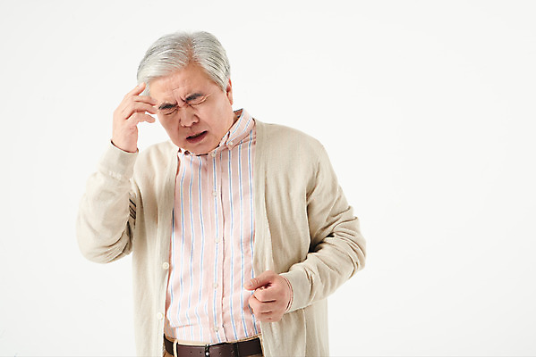 포토 JPG 스튜디오촬영 할아버지 노년 남자 실내 건강 관리 한명 서기 상반신 앞모습 실버라이프 건강관리 한국인 흰색 60대 괴로움 흰배경 건망증 치매 노인남자한명만 국내포토 1 라이프스타일 감정 뷰포인트 컬러 백그라운드 모션 사람 동양인 성인 내부 질병 남자한명만 노인남자만 파일형식