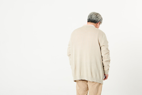 포토 JPG 스튜디오촬영 할아버지 노년 남자 실내 건강 관리 한명 서기 상반신 뒷모습 실버라이프 건강관리 한국인 흰색 60대 흰배경 건망증 치매 노인남자한명만 국내포토 1 라이프스타일 뷰포인트 컬러 백그라운드 모션 사람 동양인 성인 내부 질병 남자한명만 노인남자만 파일형식