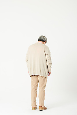 포토 JPG 스튜디오촬영 전신 할아버지 노년 남자 실내 건강 관리 한명 뒷모습 실버라이프 건강관리 한국인 흰색 60대 괴로움 흰배경 건망증 치매 노인남자한명만 국내포토 1 라이프스타일 감정 뷰포인트 컬러 백그라운드 사람 동양인 성인 내부 질병 남자한명만 노인남자만 파일형식