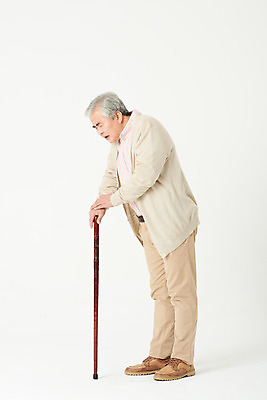 포토 JPG 스튜디오촬영 전신 할아버지 노년 남자 지팡이 실내 건강 관리 한명 옆모습 실버라이프 건강관리 한국인 흰색 60대 괴로움 흰배경 노인남자한명만 국내포토 1 라이프스타일 감정 뷰포인트 컬러 백그라운드 사람 동양인 성인 내부 남자한명만 노인남자만 파일형식
