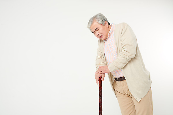 포토 JPG 스튜디오촬영 할아버지 노년 남자 로우앵글 지팡이 실내 건강 관리 한명 서기 옆모습 실버라이프 건강관리 한국인 흰색 60대 흰배경 노인남자한명만 국내포토 1 라이프스타일 뷰포인트 컬러 백그라운드 모션 사람 동양인 성인 내부 남자한명만 노인남자만 파일형식