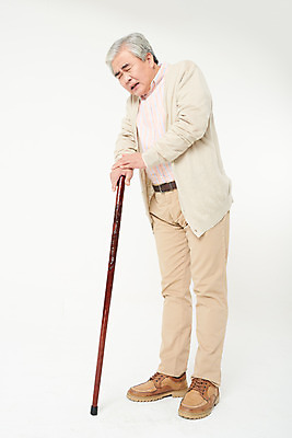 포토 JPG 스튜디오촬영 전신 할아버지 노년 남자 로우앵글 지팡이 실내 건강 관리 한명 옆모습 실버라이프 건강관리 한국인 흰색 60대 괴로움 흰배경 노인남자한명만 국내포토 1 라이프스타일 감정 뷰포인트 컬러 백그라운드 사람 동양인 성인 내부 남자한명만 노인남자만 파일형식