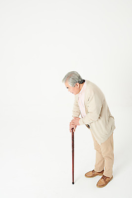 포토 JPG 스튜디오촬영 전신 할아버지 노년 남자 지팡이 실내 건강 관리 한명 옆모습 실버라이프 하이앵글 건강관리 한국인 흰색 60대 괴로움 흰배경 노인남자한명만 국내포토 1 라이프스타일 감정 뷰포인트 컬러 백그라운드 사람 동양인 성인 내부 남자한명만 노인남자만 파일형식