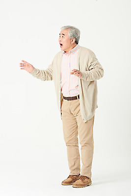 포토 JPG 스튜디오촬영 전신 할아버지 노년 남자 실내 건강 관리 한명 옆모습 실버라이프 건강관리 놀람 한국인 흰색 60대 흰배경 건망증 치매 노인남자한명만 국내포토 1 라이프스타일 감정 뷰포인트 컬러 백그라운드 표정 사람 동양인 성인 내부 질병 남자한명만 노인남자만 파일형식