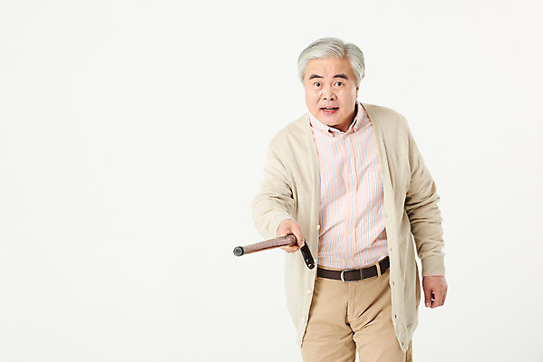포토 JPG 스튜디오촬영 할아버지 노년 남자 지팡이 실내 건강 관리 한명 서기 앞모습 실버라이프 건강관리 한국인 분노 흰색 60대 흰배경 노인남자한명만 국내포토 1 라이프스타일 감정 뷰포인트 컬러 백그라운드 모션 사람 동양인 성인 내부 남자한명만 노인남자만 파일형식