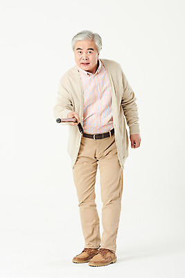 포토 JPG 스튜디오촬영 전신 할아버지 노년 남자 지팡이 실내 건강 관리 한명 서기 앞모습 실버라이프 건강관리 한국인 분노 흰색 60대 흰배경 노인남자한명만 국내포토 1 라이프스타일 감정 뷰포인트 컬러 백그라운드 모션 사람 동양인 성인 내부 남자한명만 노인남자만 파일형식