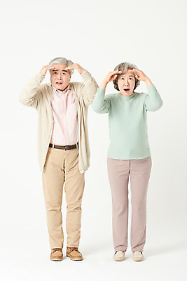 포토 JPG 스튜디오촬영 전신 부부 응시 여자 할아버지 노년 남자 할머니 가족 실내 건강 관리 서기 손짓 두명 앞모습 실버라이프 건강관리 노부부 한국인 흰색 관찰 60대 흰배경 시력 노인만 오팔세대 액티브시니어 눈건강 국내포토 라이프스타일 커플 시선 뷰포인트 컬러 백그라운드 관계 모션 사람 동양인 성인 내부 세대 성인만 파일형식
