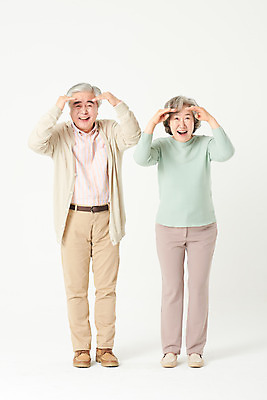 포토 JPG 스튜디오촬영 전신 부부 응시 여자 할아버지 노년 남자 할머니 가족 실내 건강 관리 서기 웃음 손짓 두명 앞모습 실버라이프 건강관리 노부부 한국인 흰색 관찰 60대 흰배경 시력 노인만 오팔세대 액티브시니어 눈건강 국내포토 라이프스타일 커플 시선 뷰포인트 컬러 백그라운드 관계 모션 표정 사람 동양인 성인 내부 세대 성인만 파일형식