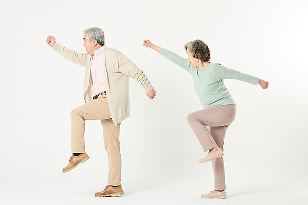 포토 JPG 스튜디오촬영 전신 부부 여자 할아버지 노년 남자 할머니 가족 실내 건강 관리 두명 옆모습 실버라이프 걷기 건강관리 노부부 한국인 흰색 60대 흰배경 노인만 오팔세대 액티브시니어 국내포토 라이프스타일 커플 뷰포인트 컬러 백그라운드 관계 모션 사람 동양인 성인 내부 세대 성인만 파일형식