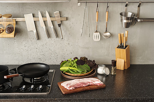 포토 JPG 스튜디오촬영 음식 식재료 회색배경 주방용품 실내 돼지고기 사람없음 주방 프라이팬 가스레인지 준비 삼겹살 식칼 쌈채소 국내포토 생활용품 백그라운드 채소 육류 내부 회색 가전제품 레인지 파일형식