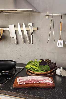 포토 JPG 스튜디오촬영 음식 식재료 회색배경 주방용품 실내 돼지고기 사람없음 주방 프라이팬 가스레인지 준비 삼겹살 식칼 쌈채소 국내포토 생활용품 백그라운드 채소 육류 내부 회색 가전제품 레인지 파일형식