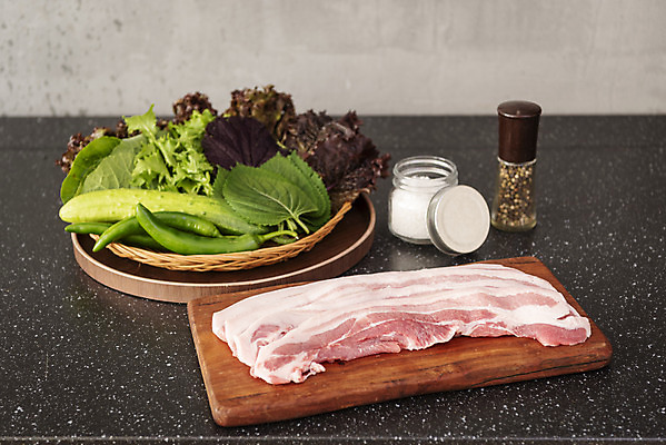 포토 JPG 스튜디오촬영 음식 식재료 회색배경 주방용품 도마 실내 돼지고기 사람없음 주방 준비 삼겹살 소금 쌈채소 통후추 국내포토 생활용품 백그라운드 채소 육류 내부 회색 후추 파일형식