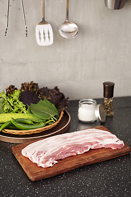 포토 JPG 스튜디오촬영 음식 식재료 회색배경 주방용품 실내 돼지고기 사람없음 주방 준비 삼겹살 소금 나무도마 쌈채소 통후추 국내포토 생활용품 백그라운드 채소 도마 육류 내부 목재 회색 후추 파일형식