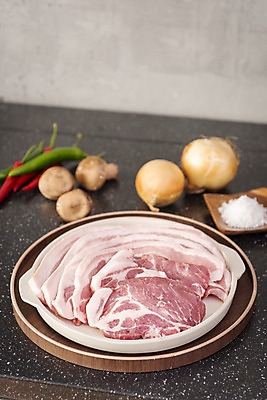 포토 JPG 스튜디오촬영 음식 식재료 고추 회색배경 주방용품 양파 실내 돼지고기 사람없음 주방 버섯 준비 삼겹살 소금 쌈채소 목심 국내포토 생활용품 백그라운드 채소 육류 내부 회색 파일형식