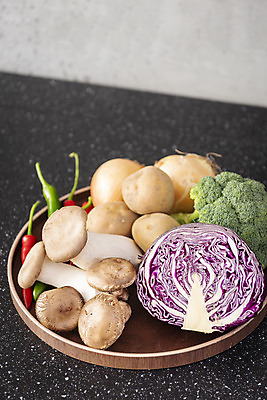 포토 JPG 스튜디오촬영 무료이미지 음식 식재료 고추 주방용품 양파 감자 실내 사람없음 주방 버섯 회색 브로콜리 준비 양배추 적채 국내포토 컬러 생활용품 채소 내부 파일형식