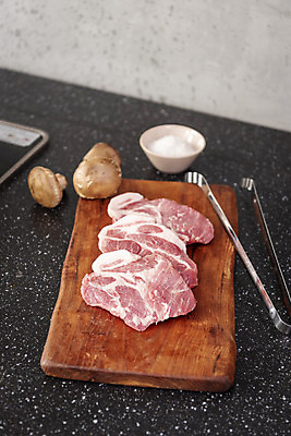 포토 JPG 스튜디오촬영 음식 식재료 주방용품 양파 실내 집게 돼지고기 사람없음 주방 버섯 회색 준비 소금 나무도마 목심 국내포토 컬러 생활용품 채소 도마 육류 내부 목재 파일형식