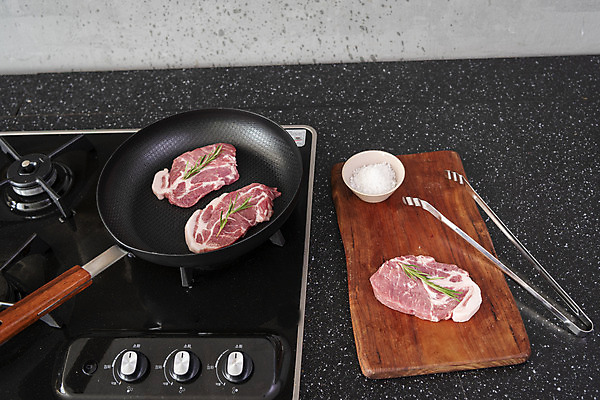 포토 JPG 스튜디오촬영 음식 식재료 주방용품 양파 실내 집게 돼지고기 사람없음 주방 버섯 회색 프라이팬 가스레인지 준비 소금 나무도마 목심 국내포토 컬러 생활용품 채소 도마 육류 내부 목재 가전제품 레인지 파일형식