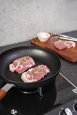 포토 JPG 스튜디오촬영 음식 식재료 주방용품 양파 실내 집게 돼지고기 사람없음 주방 버섯 회색 프라이팬 준비 소금 나무도마 목심 국내포토 컬러 생활용품 채소 도마 육류 내부 목재 파일형식