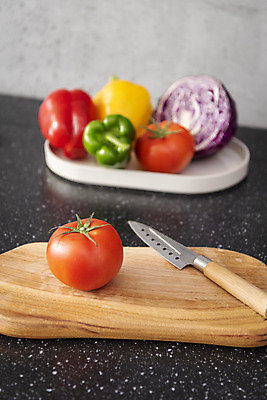 포토 JPG 스튜디오촬영 음식 토마토 채소 주방용품 피망 파프리카 도마 실내 사람없음 주방 회색 칼 준비 식칼 적채 나무도마 국내포토 컬러 생활용품 내부 목재 양배추 파일형식