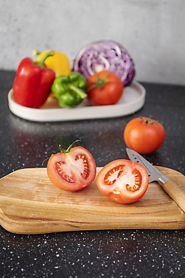 포토 JPG 스튜디오촬영 음식 토마토 채소 주방용품 피망 파프리카 도마 실내 사람없음 주방 회색 칼 준비 식칼 적채 나무도마 국내포토 컬러 생활용품 내부 목재 양배추 파일형식