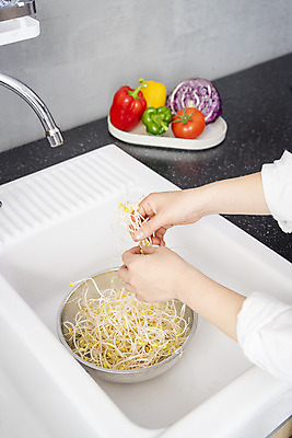 포토 JPG 스튜디오촬영 손 여자 음식 40대 중년 식재료 주방용품 실내 한명 신체부위 주방 회색 한국인 씻기 재료손질 싱크대 준비 콩나물 손질 중년여자한명만 국내포토 1 컬러 생활용품 채소 사람 동양인 성인 내부 청결 개수대 나물 여자한명만 중년여자만 파일형식