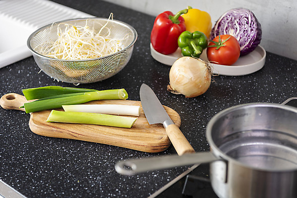 포토 JPG 스튜디오촬영 음식 토마토 식재료 주방용품 피망 파프리카 실내 사람없음 주방 회색 가스레인지 냄비 준비 양배추 콩나물 파 식칼 적채 대파 나무도마 국내포토 컬러 생활용품 채소 도마 내부 목재 가전제품 레인지 솥 나물 파일형식