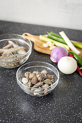 포토 JPG 스튜디오촬영 음식 식재료 주방용품 양파 조개 새우 실내 마늘 사람없음 주방 회색 준비 파 대파 나무도마 생새우 국내포토 컬러 생활용품 채소 어패류 도마 갑각류 내부 목재 파일형식