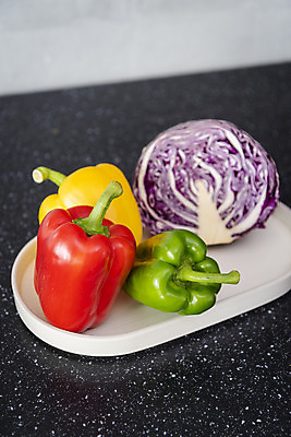 포토 JPG 스튜디오촬영 음식 식재료 주방용품 피망 파프리카 실내 사람없음 주방 회색 준비 양배추 적채 국내포토 컬러 생활용품 채소 내부 파일형식