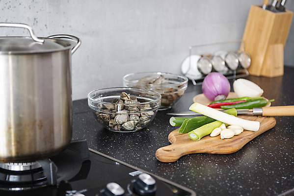 포토 JPG 스튜디오촬영 음식 식재료 주방용품 양파 조개 새우 실내 마늘 사람없음 주방 회색 가스레인지 냄비 준비 파 식칼 대파 나무도마 국내포토 컬러 생활용품 채소 어패류 도마 갑각류 내부 목재 가전제품 레인지 솥 파일형식