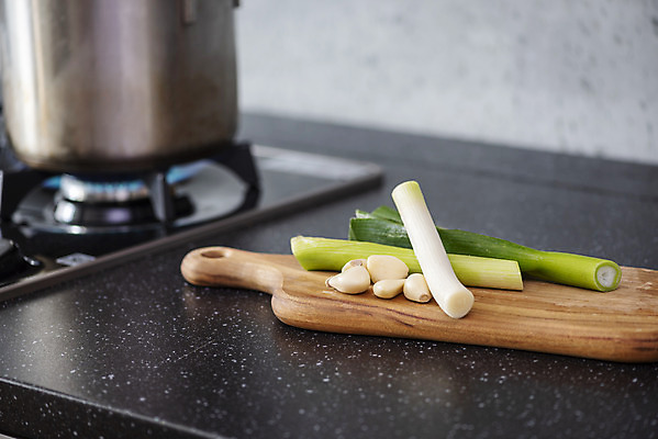 포토 JPG 스튜디오촬영 음식 식재료 주방용품 실내 마늘 사람없음 주방 회색 가스레인지 냄비 준비 대파 나무도마 국내포토 컬러 생활용품 채소 도마 내부 목재 가전제품 레인지 솥 파 파일형식