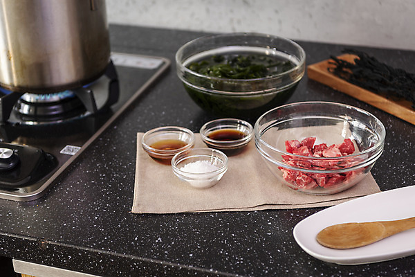 포토 JPG 스튜디오촬영 음식 식재료 주방용품 실내 사람없음 주방 회색 소고기 가스레인지 냄비 준비 간장 소금 미역 참기름 국내포토 컬러 생활용품 육류 내부 가전제품 레인지 양념 해조류 기름_음식 솥 파일형식