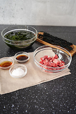 포토 JPG 스튜디오촬영 음식 식재료 주방용품 실내 사람없음 주방 회색 소고기 준비 간장 소금 미역 참기름 국내포토 컬러 생활용품 육류 내부 양념 해조류 기름_음식 파일형식