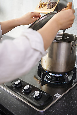 포토 JPG 스튜디오촬영 손 여자 음식 40대 중년 식재료 주방용품 실내 한명 신체부위 주방 회색 한국인 소고기 가스레인지 냄비 준비 간장 소금 미역 참기름 중년여자한명만 국내포토 1 컬러 생활용품 육류 사람 동양인 성인 내부 가전제품 레인지 양념 해조류 기름_음식 솥 여자한명만 중년여자만 파일형식