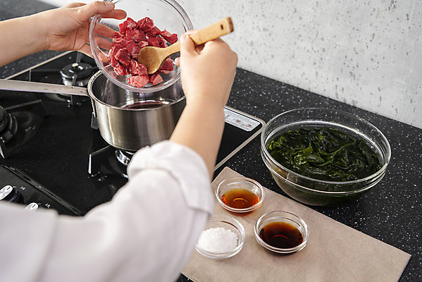 포토 JPG 스튜디오촬영 손 여자 음식 40대 중년 식재료 주방용품 실내 한명 신체부위 주방 회색 한국인 소고기 가스레인지 냄비 준비 간장 소금 미역 참기름 중년여자한명만 국내포토 1 컬러 생활용품 육류 사람 동양인 성인 내부 가전제품 레인지 양념 해조류 기름_음식 솥 여자한명만 중년여자만 파일형식