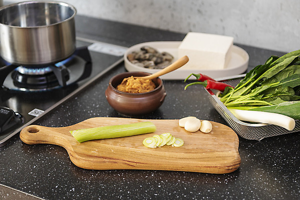 포토 JPG 스튜디오촬영 주방용품 조개 실내 마늘 사람없음 주방 회색 된장 가스레인지 냄비 준비 두부 대파 나무도마 국내포토 컬러 생활용품 채소 어패류 도마 내부 목재 가전제품 레인지 양념 솥 파 파일형식