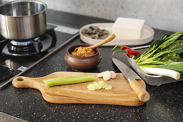 포토 JPG 스튜디오촬영 주방용품 조개 실내 마늘 사람없음 주방 회색 된장 가스레인지 냄비 준비 두부 대파 나무도마 국내포토 컬러 생활용품 채소 어패류 도마 내부 목재 가전제품 레인지 양념 솥 파 파일형식