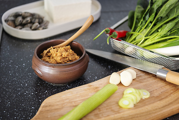 포토 JPG 스튜디오촬영 주방용품 조개 실내 마늘 사람없음 주방 회색 된장 준비 두부 식칼 대파 나무도마 국내포토 컬러 생활용품 채소 어패류 도마 내부 목재 양념 파 파일형식