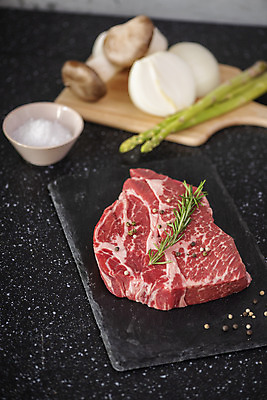 포토 JPG 스튜디오촬영 주방용품 양파 실내 사람없음 주방 버섯 회색 소고기 준비 아스파라거스 소금 로즈메리 국내포토 컬러 생활용품 채소 육류 내부 허브 파일형식