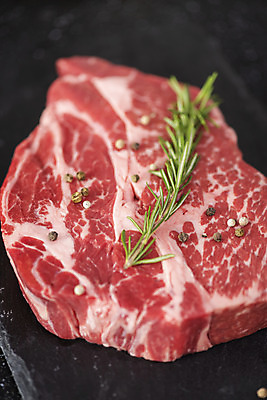 포토 JPG 스튜디오촬영 실내 근접촬영 사람없음 주방 버섯 회색 소고기 준비 로즈메리 통후추 국내포토 뷰포인트 컬러 육류 내부 허브 후추 파일형식