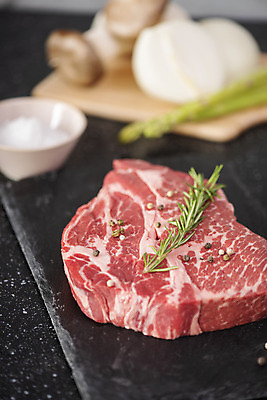 포토 JPG 스튜디오촬영 주방용품 양파 실내 사람없음 주방 버섯 회색 소고기 준비 아스파라거스 소금 로즈메리 국내포토 컬러 생활용품 채소 육류 내부 허브 파일형식