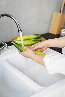 포토 JPG 스튜디오촬영 손 여자 40대 중년 식재료 오이 실내 한명 신체부위 주방 회색 한국인 씻기 재료손질 싱크대 준비 손질 중년여자한명만 국내포토 1 컬러 채소 사람 동양인 성인 내부 청결 개수대 여자한명만 중년여자만 파일형식