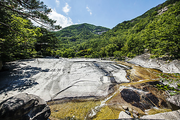 포토 JPG 주간 여행 하늘 산 풍경 사람없음 야외 계곡 바위 강원도 무릉계곡 동해시 국내포토 자연요소 한국 돌_바위 파일형식