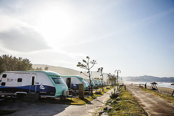 포토 JPG 주간 구름 여행 하늘 풍경 사람없음 야외 캠핑 강원도 카라반 오토캠핑 동해시 망상해수욕장 국내포토 자연요소 바다 레저 한국 캠핑카 파일형식 동해_강원도