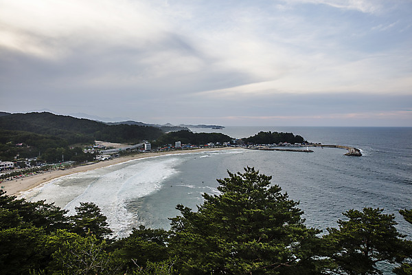 포토 JPG 주간 구름 바다 여행 하늘 풍경 사람없음 야외 바위 강원도 양양군 죽도해변 국내포토 자연요소 한국 돌_바위 양양 파일형식