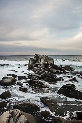 포토 JPG 주간 구름 바다 여행 하늘 풍경 사람없음 야외 바위 강원도 양양군 죽도해변 국내포토 자연요소 한국 돌_바위 양양 파일형식