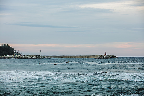 포토 JPG 주간 구름 바다 여행 하늘 등대 풍경 사람없음 야외 강원도 양양군 죽도해변 국내포토 자연요소 한국 양양 파일형식